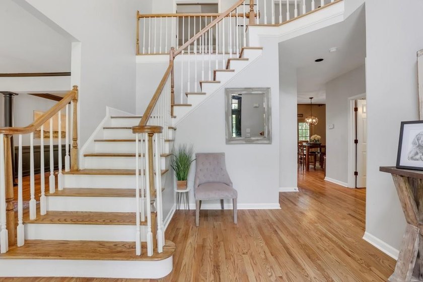 Welcome to this beautifully updated 6-bedroom, 4-bathroom home - photo 3
