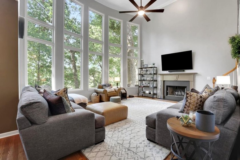 Welcome to this beautifully updated 6-bedroom, 4-bathroom home - photo 4