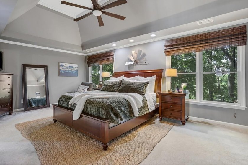 Welcome to this beautifully updated 6-bedroom, 4-bathroom home - photo 5
