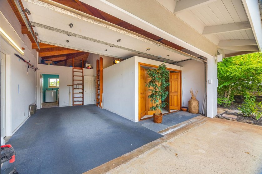 Welcome to 139 Waaula St, a stunning single-family home in the - photo 45