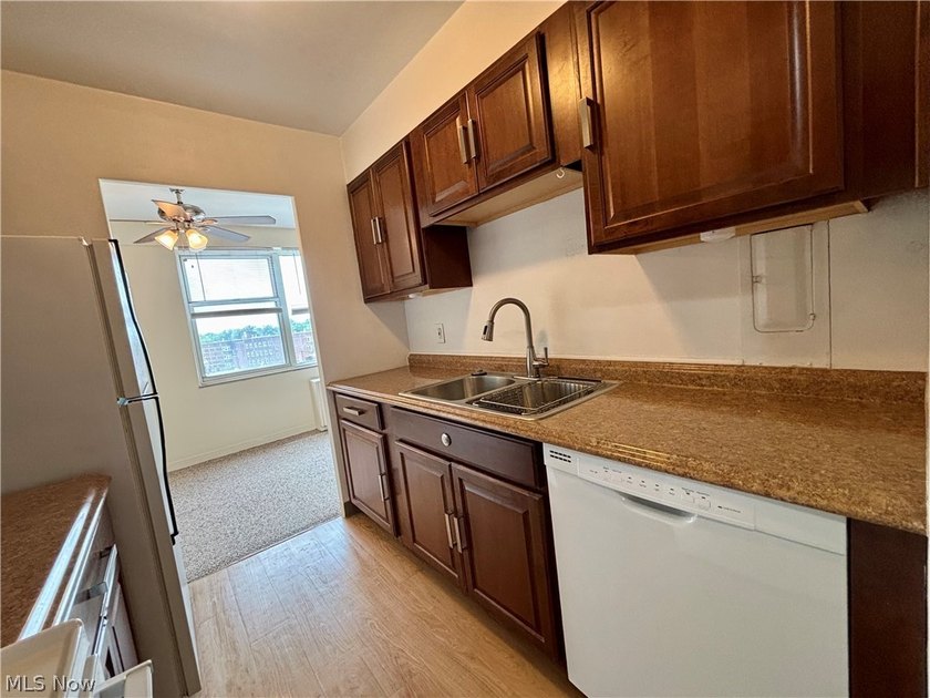 Welcome to this spacious, updated move-in-ready one-bedroom - photo 2