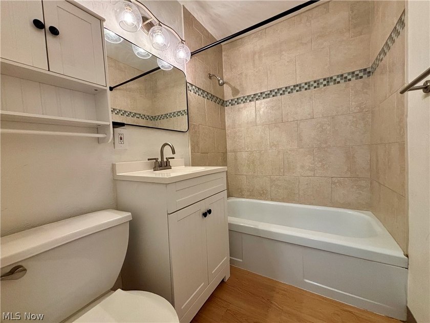 Welcome to this spacious, updated move-in-ready one-bedroom - photo 4