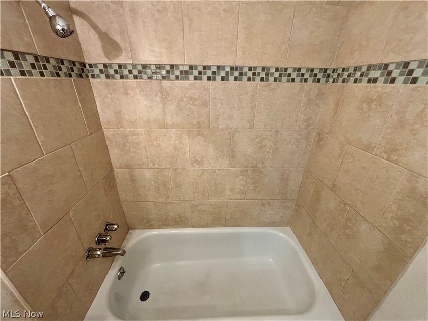 Welcome to this spacious, updated move-in-ready one-bedroom - photo 5