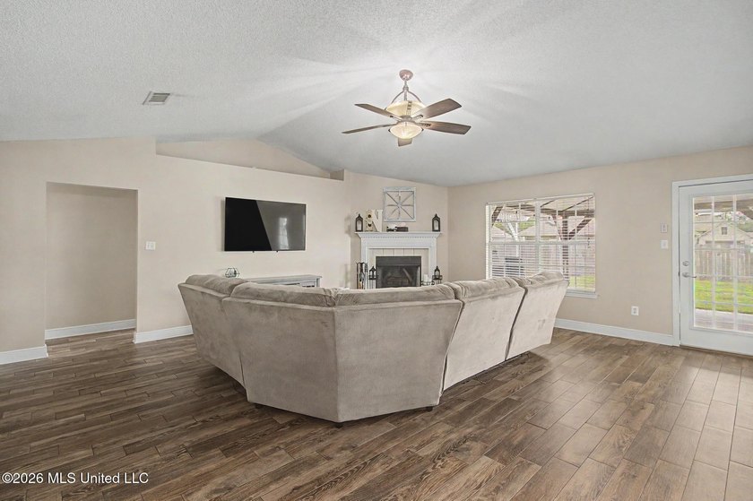 Spacious 3BR/2BA home in a convenient location close to shopping - photo 11