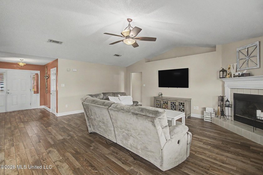 Spacious 3BR/2BA home in a convenient location close to shopping - photo 12