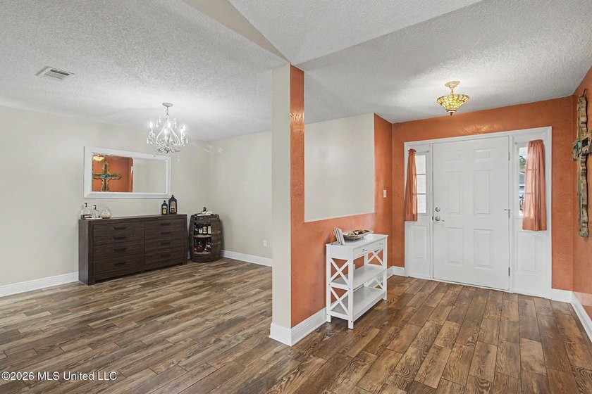 Spacious 3BR/2BA home in a convenient location close to shopping - photo 14