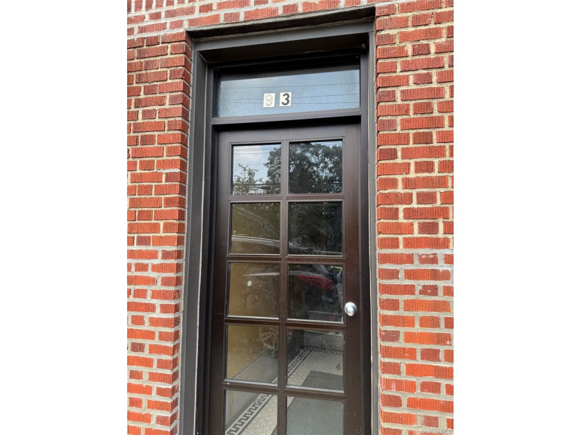 Positioned in the vibrant and commuter-friendly Woodlawn section - photo 3