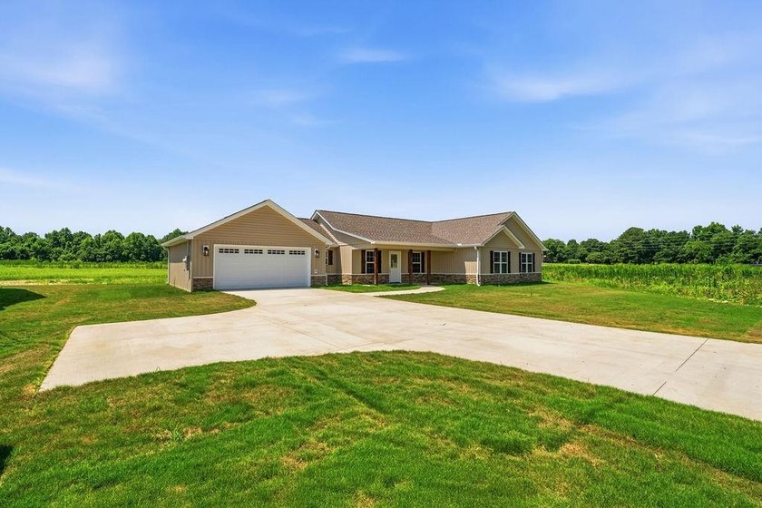 Welcome to this beautiful new construction home in Centre, AL! - photo 4