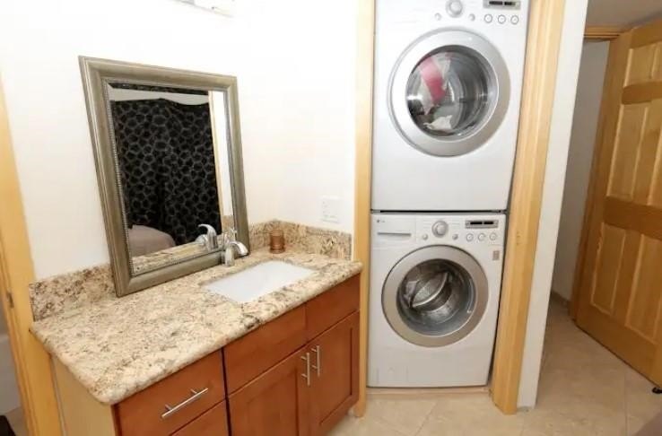 This beautifully updated 1 bedroom, 2 bathroom condo is ground - photo 35