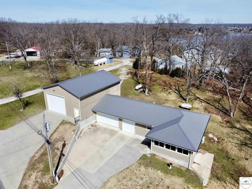 Fully Remodeled Home on 4 lots in a quiet lake development in - photo 2
