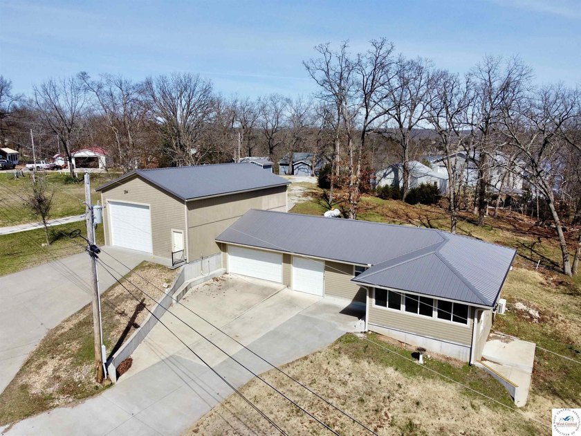 Fully Remodeled Home on 4 lots in a quiet lake development in - photo 4