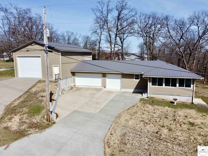 Fully Remodeled Home on 4 lots in a quiet lake development in - photo 6