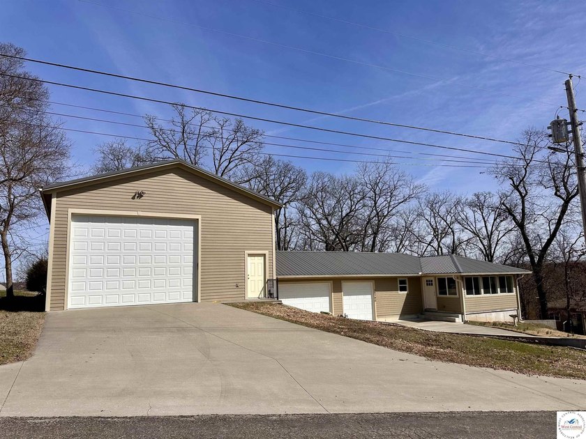 Fully Remodeled Home on 4 lots in a quiet lake development in - photo 7
