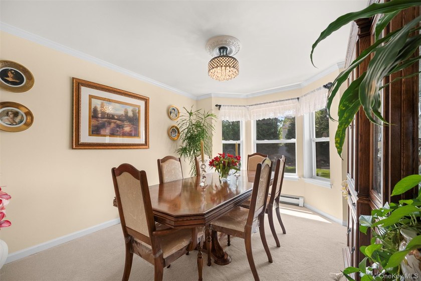Exquisite custom-built Colonial elegantly positioned midblock on - photo 6