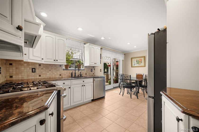 Exquisite custom-built Colonial elegantly positioned midblock on - photo 9