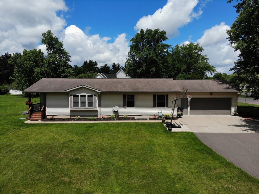 Check out this Fabulous 4 Bedroom 3 Full Bath Home on the edge - photo 2