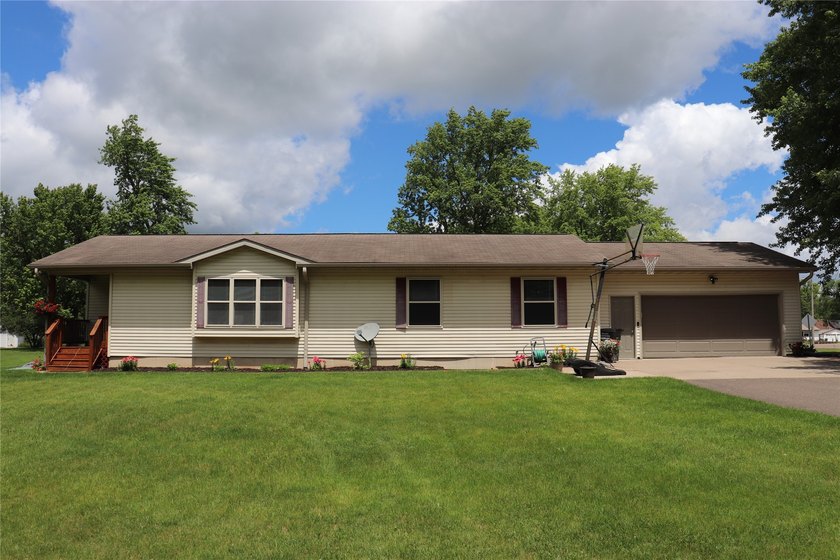 Check out this Fabulous 4 Bedroom 3 Full Bath Home on the edge - photo 3