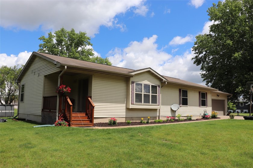 Check out this Fabulous 4 Bedroom 3 Full Bath Home on the edge - photo 4
