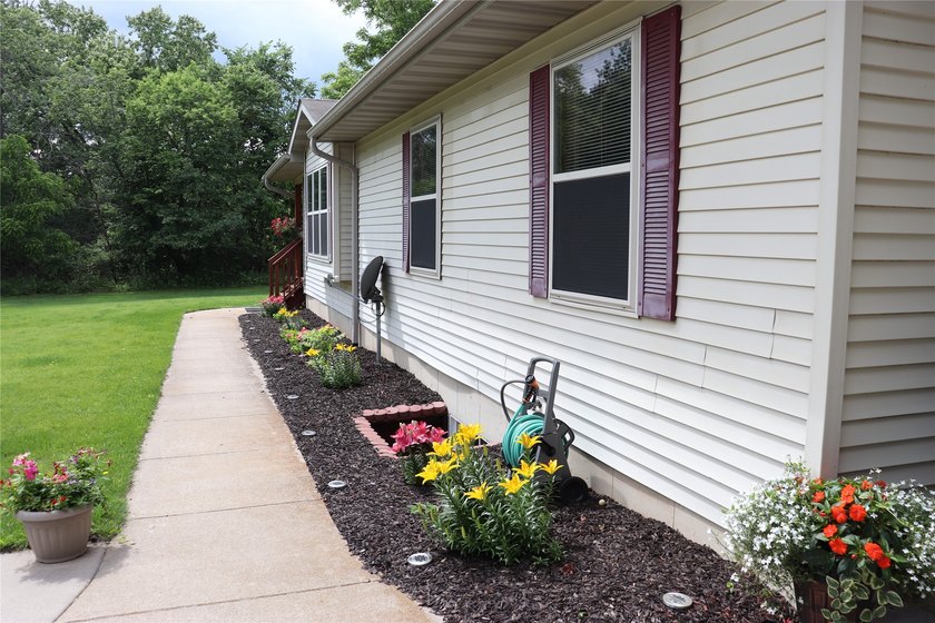 Check out this Fabulous 4 Bedroom 3 Full Bath Home on the edge - photo 5
