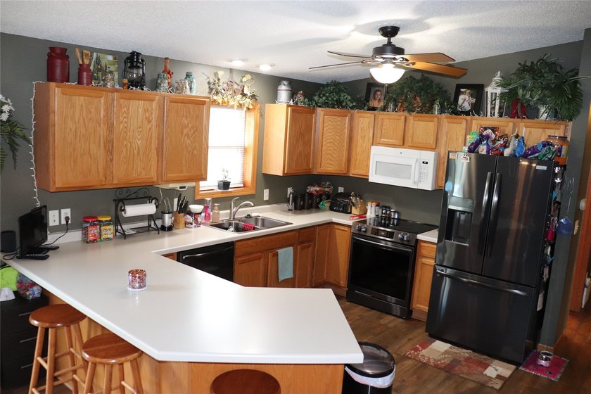 Check out this Fabulous 4 Bedroom 3 Full Bath Home on the edge - photo 10