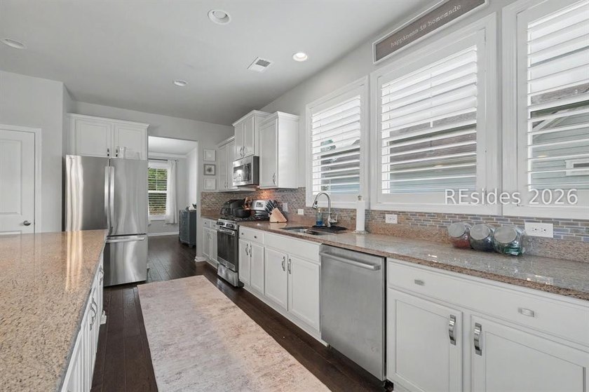 Welcome to this beautifully maintained 5-bedroom, 3-bath home in - photo 11