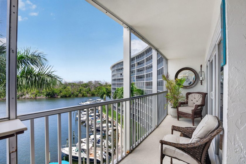 Experience luxury waterfront living in the desirable Hillsboro - photo 19