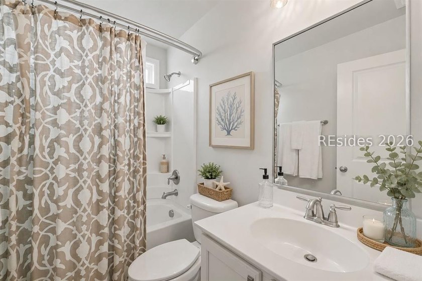 Welcome to this beautifully maintained 5-bedroom, 3-bath home in - photo 21