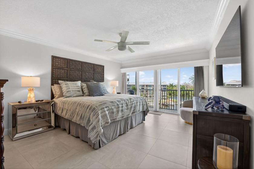 Experience luxury waterfront living in the desirable Hillsboro - photo 31