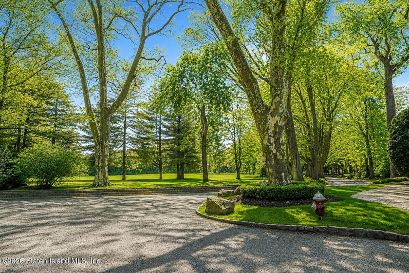 Nestled in an exclusive, tranquil section of Todt Hill, this - photo 3