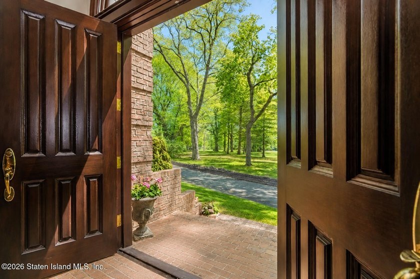 Nestled in an exclusive, tranquil section of Todt Hill, this - photo 4