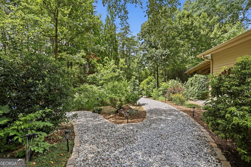 Discover this exceptional gated mountain estate offering - photo 5