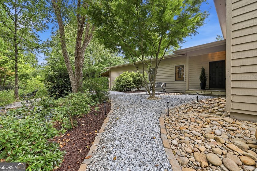 Discover this exceptional gated mountain estate offering - photo 6