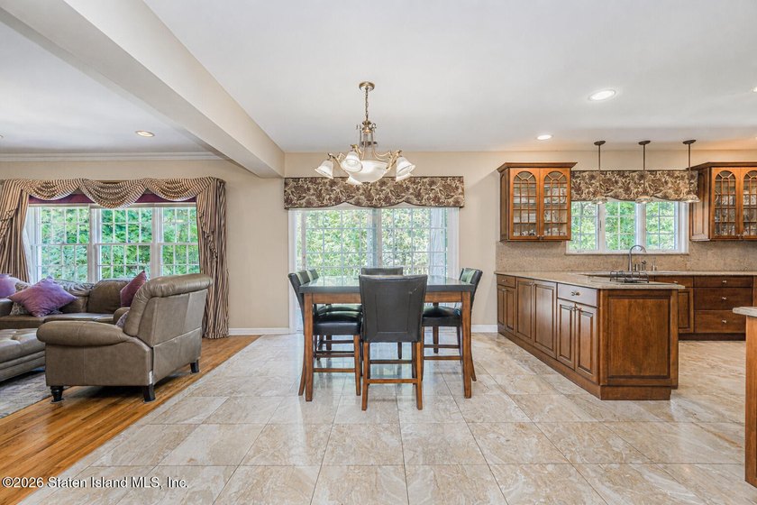 Nestled in an exclusive, tranquil section of Todt Hill, this - photo 8