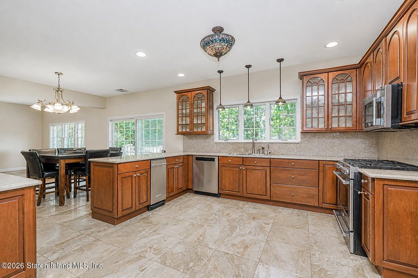 Nestled in an exclusive, tranquil section of Todt Hill, this - photo 10