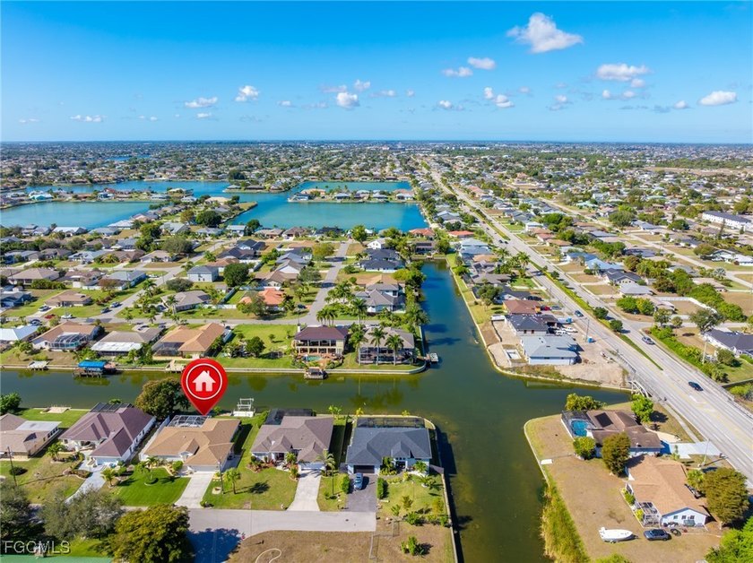 Introducing a stunning waterfront home in beautiful Cape Coral - photo 3