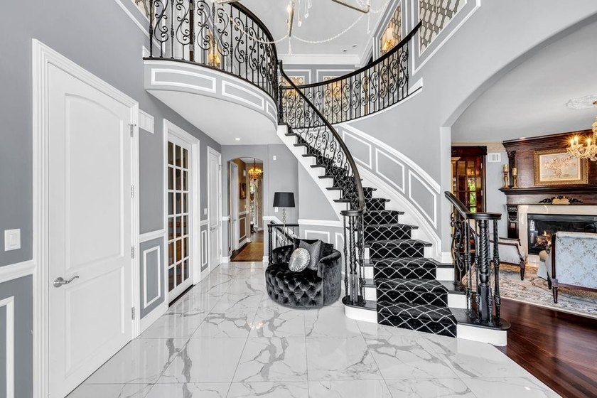 Welcome to this masterfully designed, full-brick custom estate - photo 5