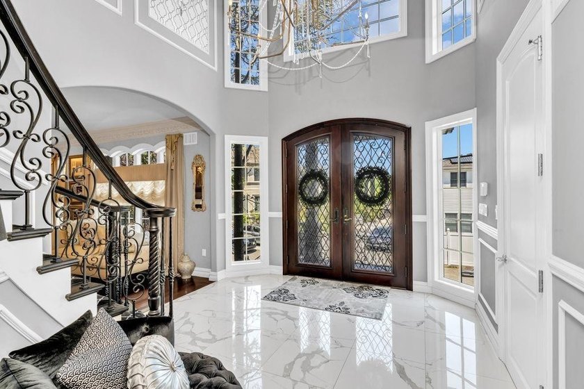 Welcome to this masterfully designed, full-brick custom estate - photo 6
