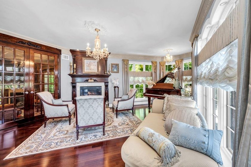 Welcome to this masterfully designed, full-brick custom estate - photo 9