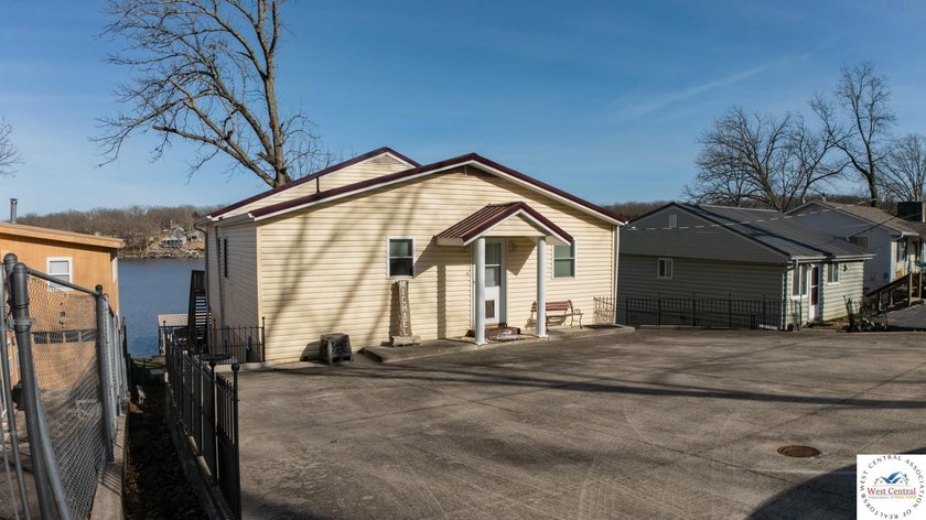Stunning turnkey waterfront retreat on Lake of the Ozarks! This - photo 2