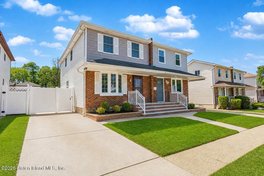 Welcome to 72 Gold Avenue! This gorgeous 18ft-wide, 3-bedroom - photo 3