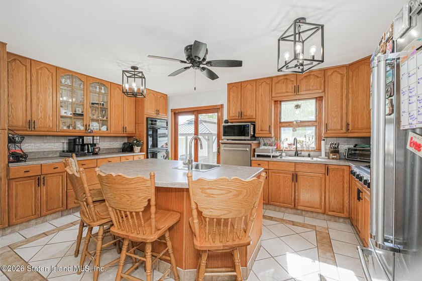 Welcome to 72 Gold Avenue! This gorgeous 18ft-wide, 3-bedroom - photo 10