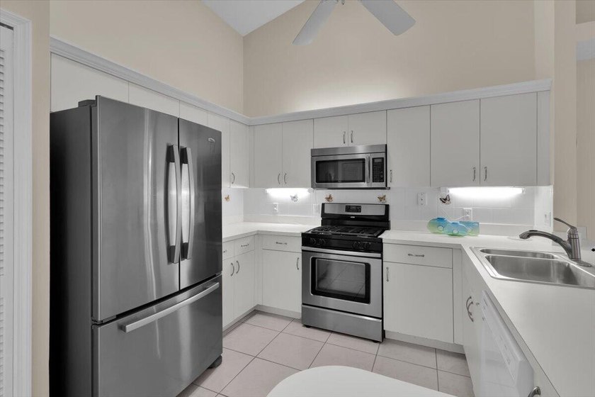 Welcome to this charming single-story residence in Kings Isle at - photo 16