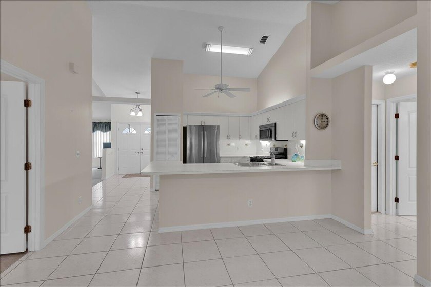 Welcome to this charming single-story residence in Kings Isle at - photo 22