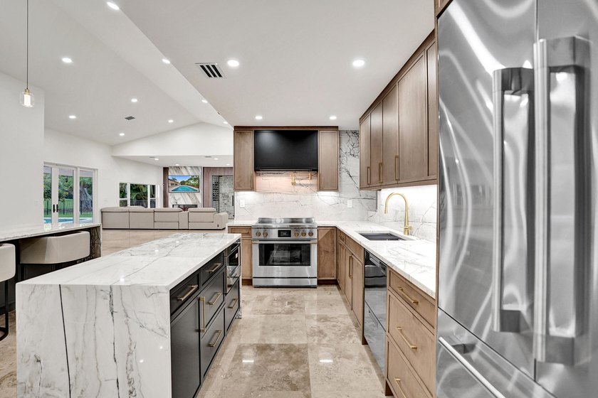 Welcome to one of Boca Raton's most sought-after gated golf - photo 30