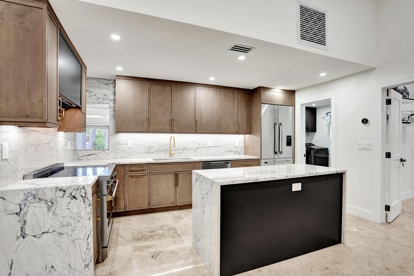 Welcome to one of Boca Raton's most sought-after gated golf - photo 36