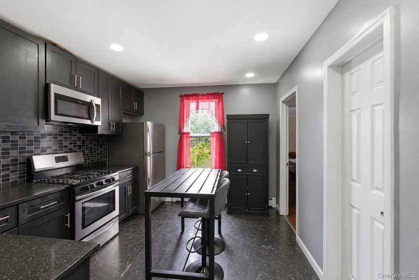 Single-family townhouse nestled on a beautiful tree-lined street - photo 3