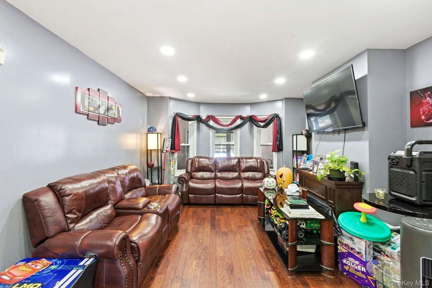Single-family townhouse nestled on a beautiful tree-lined street - photo 5