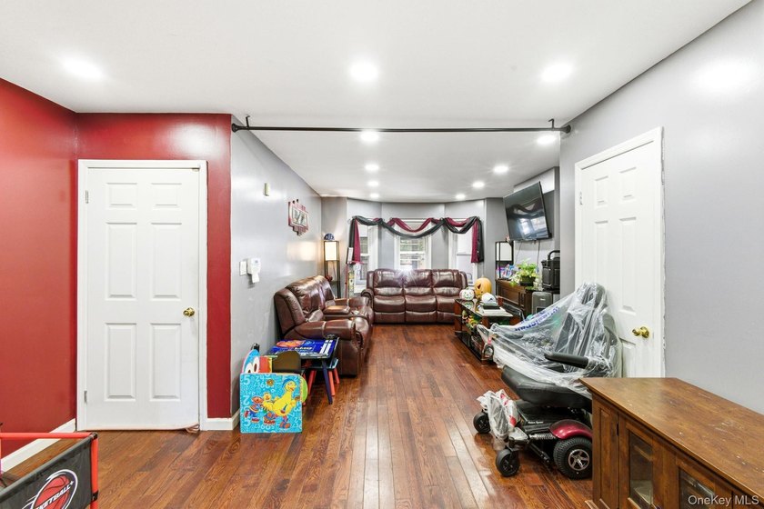 Single-family townhouse nestled on a beautiful tree-lined street - photo 7