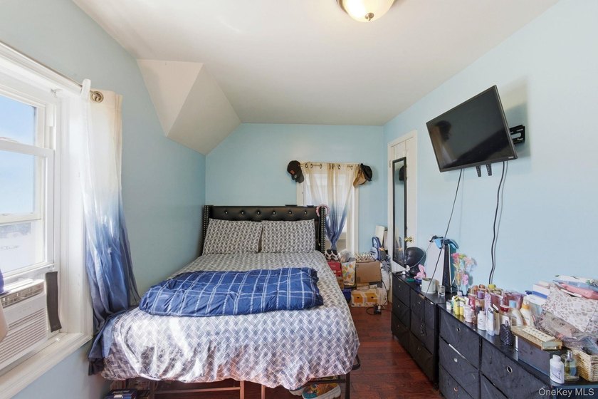 Single-family townhouse nestled on a beautiful tree-lined street - photo 9