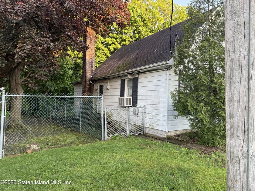 Single family detached home with 2 Bedrooms, 1 bath on a 9500 - photo 9